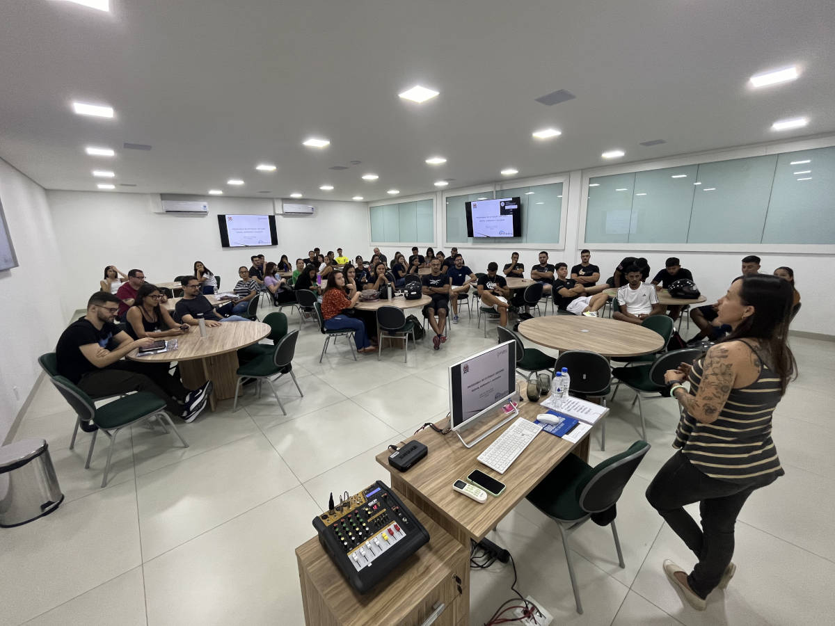 Atividade prática no ginásio do ECAP